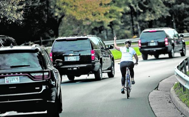 Despedida por una peineta a la caravana de Trump El Correo